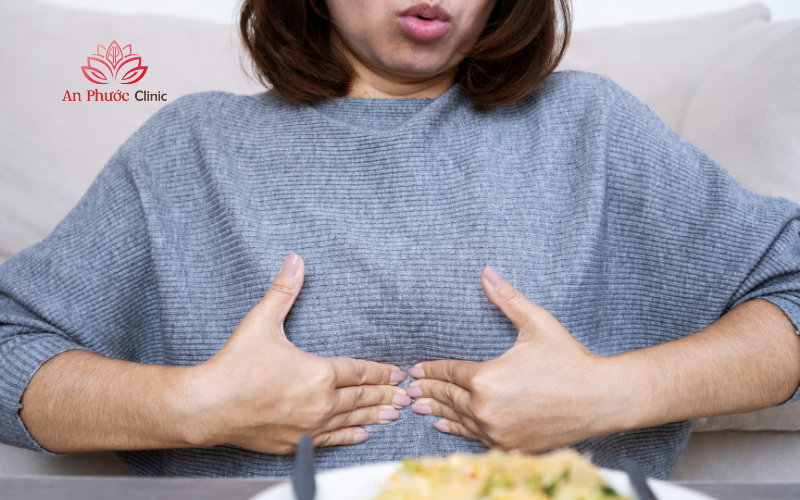 Đau vùng thượng vị là dấu hiệu của bệnh dạ dày