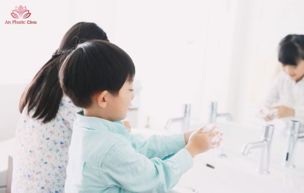 Vệ sinh tay và đồ chơi sạch sẽ để tránh nhiễm trùng tiêu hóa