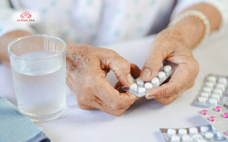 Dùng thuốc hòa tan sỏi mật theo chỉ định của bác sĩ